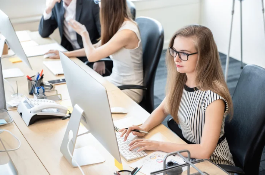 Persona treballant en l'alta de dades de clients i proveïdors en un ordinador