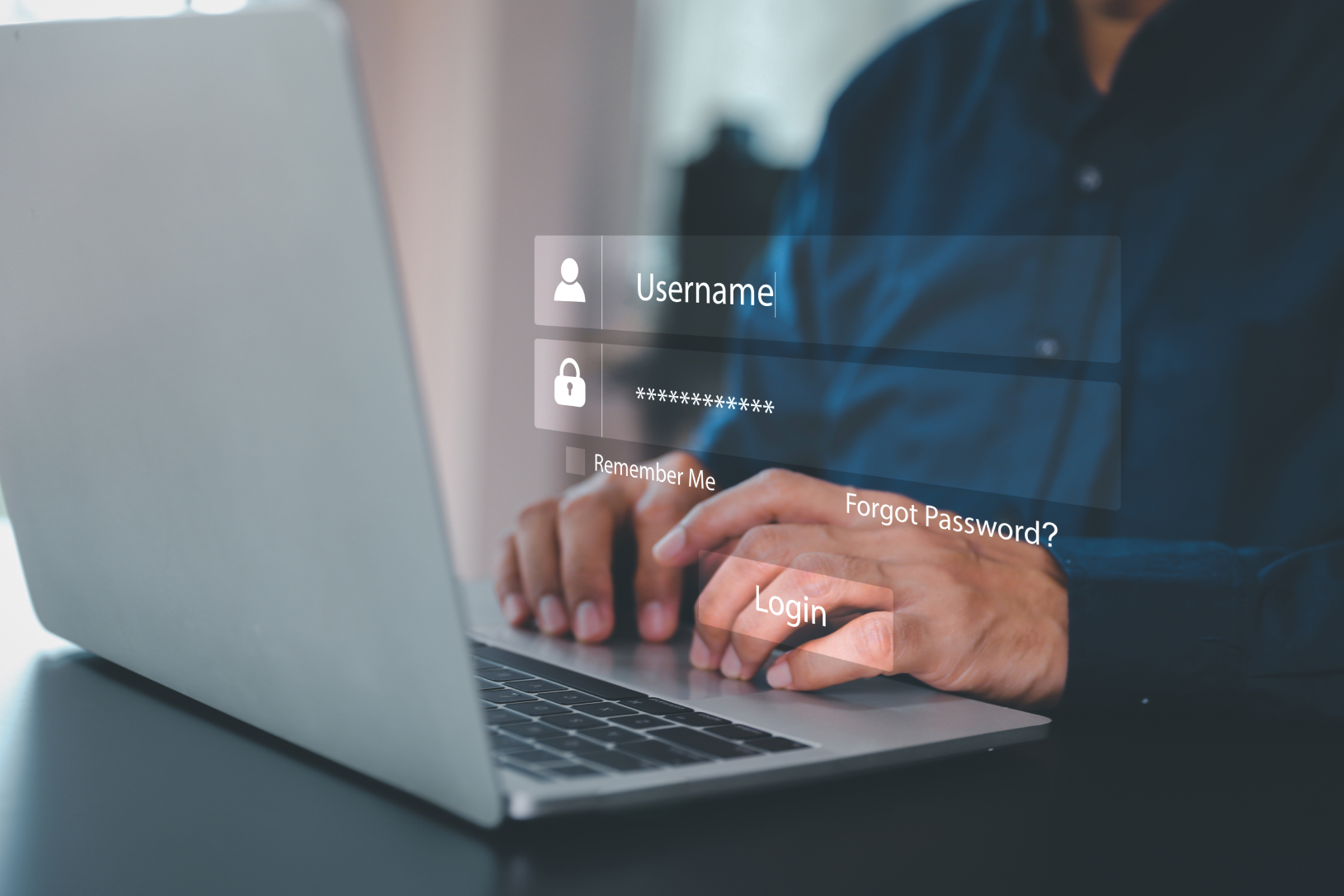 Persona accedint a un sistema informàtic amb pantalla de login